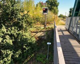 Vandalové opakovaně ničí dopravní značení u lávky pro pěší v Kroměříži