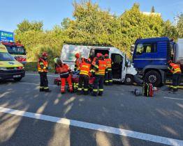 Ve Starém Městě se srazila dodávka s cisternou převážející naftu. Čtyři lidi se zranili