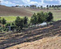 Hasiči bojovali s požárem lesa a pole na Kroměřížsku