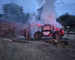Tři jednotky hasičů likvidovaly požár nakladače v Ratajích 