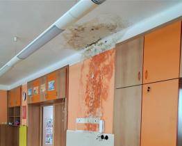 V Otrokovicích musí ihned opravit poškozenou střechu mateřské školy