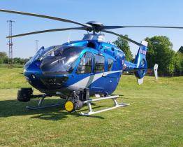 Po dvaasedmdesátileté houbařce u Komni pátraly desítky lidí včetně vrtulníkuŠťastný konec mělo pátrání po dvaasedmdesátileté ženě, která se při hledání hub oddělila od své rodiny a ztratila se v lese. Do akce byli postupně zapojeni policisté včetně vrtulníku, hasiči i záchranáři.  Leží a je unavená  K události došlo ve čtvrtek před patnáctou hodinou v lese v katastrálním území Komňa na Uherskohradišťsku.  „Žena se krátce po poledni oddělila od rodinné skupiny při sbírání hub a ztratila se. Po nějaké době už