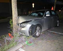 Opilý řidič bavoráku naboural v Kroměříži do dvou stromů. Spolujezdkyně skončila v nemocnici