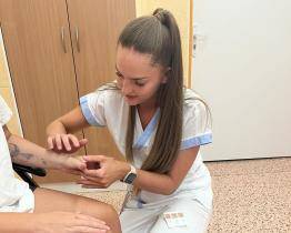 Nastávajícím maminkám pomohou před porodem speciální cross tejpy