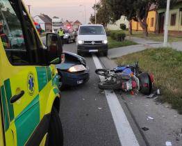 Řidič motorky utrpěl po srážce s autem ve Spytihněvi vážná poranění