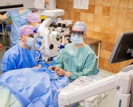 Oční lékaři z Baťovy nemocnice ošetří ve Vsetíně 180 pacientů týdně