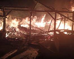 S rozsáhlým požárem pily v Rajnochovicích bojovalo 24 jednotek hasičů