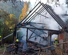 Rozsáhlý požár v Hutisku-Solanci likviduje pět jednotek hasičů