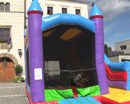 Skákací hrad před kyjovskou radnicí poutá opět pozornost dětí