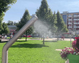 Mlžné sprchy v centru Vsetína nabízejí v horku příjemné osvěžení