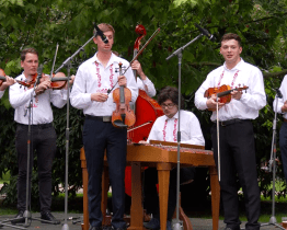 Podvečer u Slovácké búdy byl v režii Oskoruši