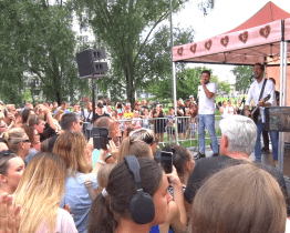 Jelen zahrál na parkovišti před obchodním domem