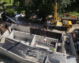 Speciální technika uložila do pavilonu akvárií rozměrná skla