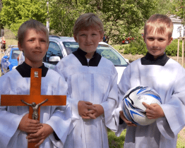 Na mši na Bartolomějských hodech přinesli ministranti míč podepsaný papežem 