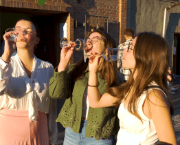 Večerní otevřené sklepy lákaly na výborné víno a mimořádnou atmosféru