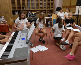 Na Prázdninovém múzování nazkoušely děti písničky z filmu Tři bratři