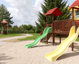 Obec Ostrožská Nová Ves vylepšila okolí mateřské školy 