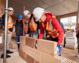 Živá stavba jako učebna. Unikátní exkurze žákům předvedla, jak se staví dům