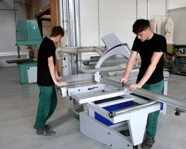 Dílny zničené tornádem nahradila nová stavba