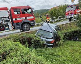 Nedělní dopravní nehody: Bouralo se do zábradlí a plotu, dva lidé se zranili