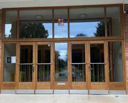 Školáky na Dřevnické vítá nová vstupní stěna