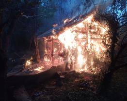 Hasiči bojovali s rozsáhlým požárem zahradního domku