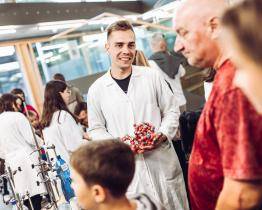 Zlínská Noc vědců nabídne experimenty, workshopy i soutěžní šifrovačku 