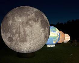 Zlínská zoo se v sobotu rozzáří lampiony a obřími maketami planet