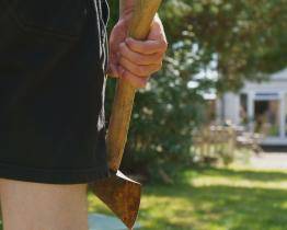 Když nezabral gang ze Slovenska, zkusil to vyděrač se sekerou