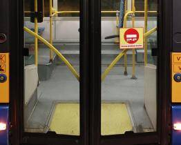 Mladík z Kladna poškodil ve Zlíně trolejbus. Strážníkům neutekl