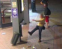 Mladík z Otrokovic svedl na autobusovém nádraží udatný boj s popelnicí