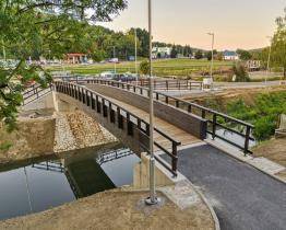 Nová lávka přes řeku Šťávnici spojuje dvě části Luhačovic 