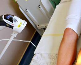 V nemocnici ve Valašském Meziříčí pomáhá s hojením ran nová bioptronová lampa