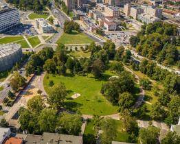 Zlínský park Komenského bojuje o titul Park čtvrtstoletí. Hlasujte pro něj v anketě