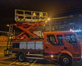 Na obnově trolejového vedení na silnici I/49 pracují montéři i v noci