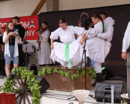 Šlapání hroznů dívčí nohou doprovodil košt více než 200 vzorků vín