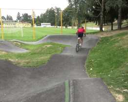 Sportovní možnosti v Boršicích rozšířila nová pumptracková dráha