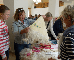 Na Burzu krojů se stála fronta už od brzkého rána