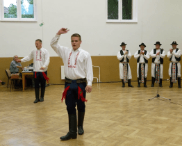 Zpívání na schodech představilo letošní páry stárků