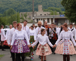 Hody ve Véskách potrápil sobotní déšť, neděli si chasa užila naplno
