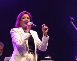 Plný amfiteátr si užil koncert české hudební legendy