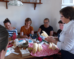 Skanzen Rochus pozval veřejnost na kurz výroby panenek ze šustí