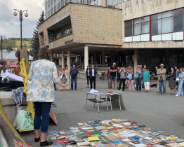 Ve Vsetíně se konal protest proti uzavření knihovny v Luhu