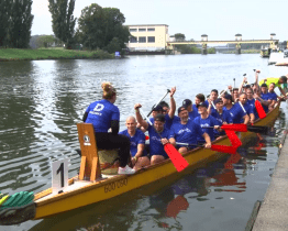 V Mazáckém drakobití se o prestiž utkalo 20 posádek dračích lodí