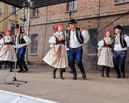 Na Slavnostech vína kráčeli Broďané v průvodu a vystupovali u věznice