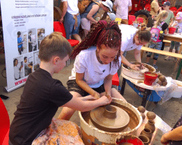 V areálu Kovozoo si lidé užili řemesla i umění