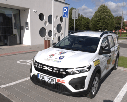 Pečovatelky už dávno nejezdí na kolech, DECENT má nové auto