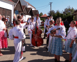 Tradiční vinobraní v Blatnici pod Svatým Antonínkem doprovodily otevřené sklepy 