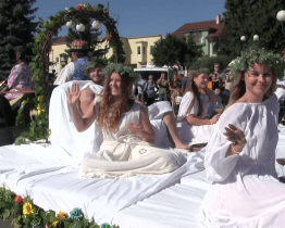 Krojované vinobraní nabídlo tradiční průvod i skupinu Kollárovci