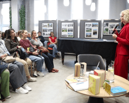 Do knihovny přijela besedovat rodačka Karin Krajčo Babinská